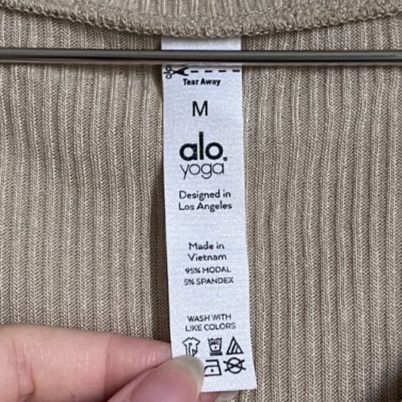 Alo Yoga Ribbed Cinch Ruched Crop Top in California Sand Size MEDIUM - Picture 5 of 6